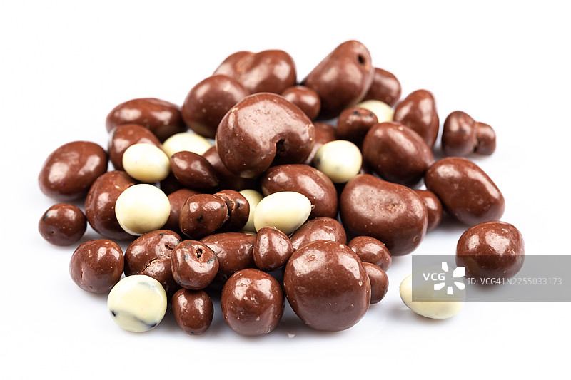 巧克力涂层什锦浆果零食。黑白巧克力糖果。孤立在白色背景上图片素材