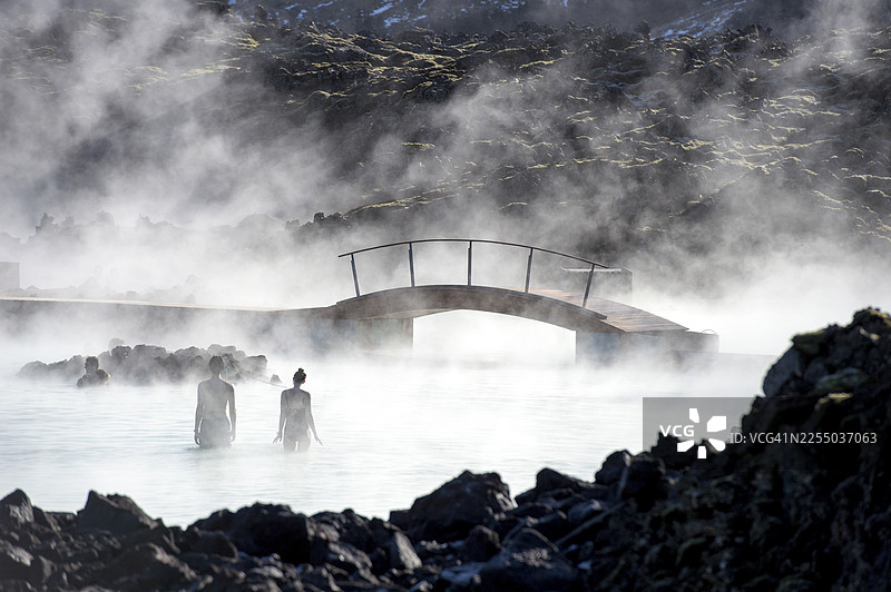 雷克雅内斯半岛格林达维克蓝湖地热温泉中的游客图片素材