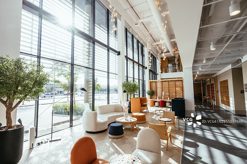 宽敞明亮的办公室和带大窗户的大堂图片素材