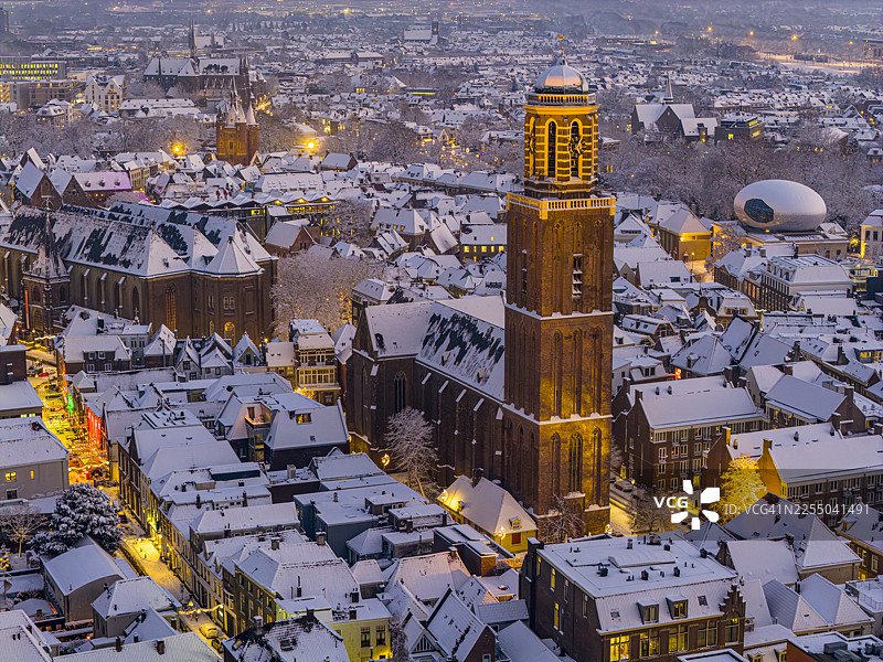 寒冬日落时分的兹沃勒胡椒瓶教堂塔楼图片素材