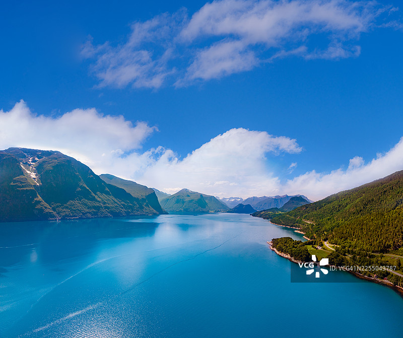 挪威安达尔斯内斯附近的罗姆斯达尔峡湾航拍峡湾风光图片素材