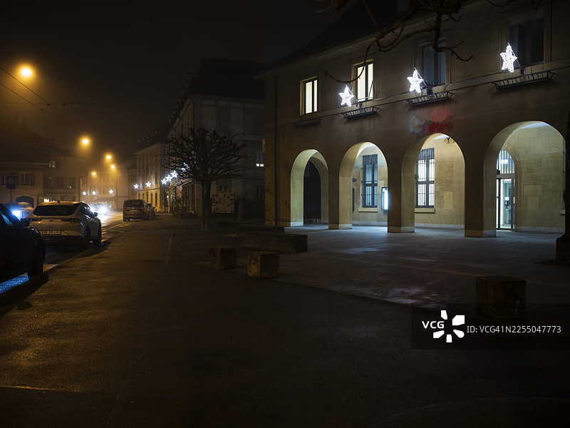 瑞士尼达市夜晚的主街图片素材