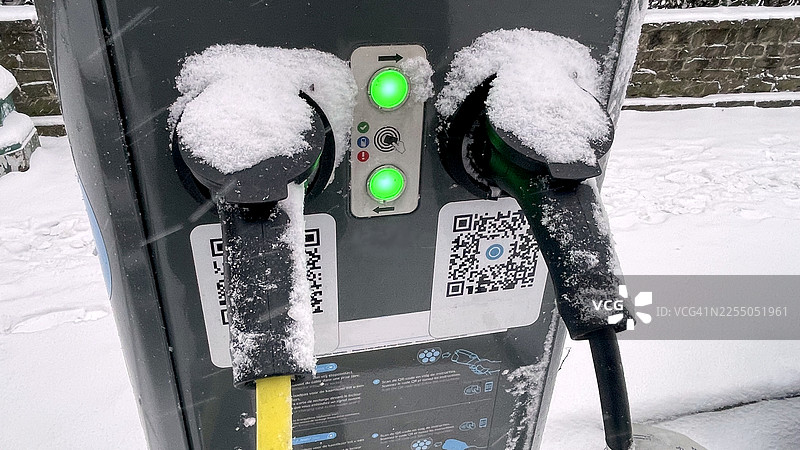 冬季运行中的充电站。图片素材