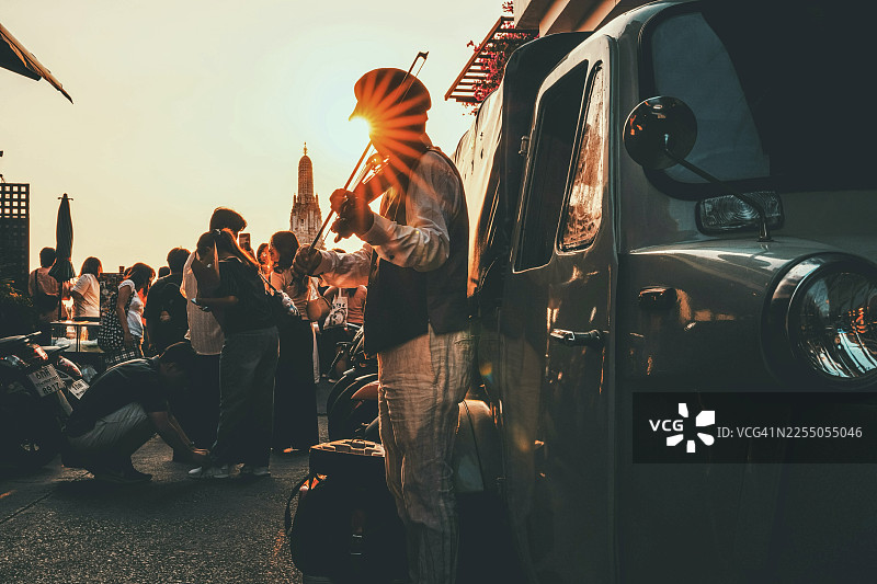 曼谷街头摄影，拍摄于泰国曼谷省郑王庙的日落时分图片素材