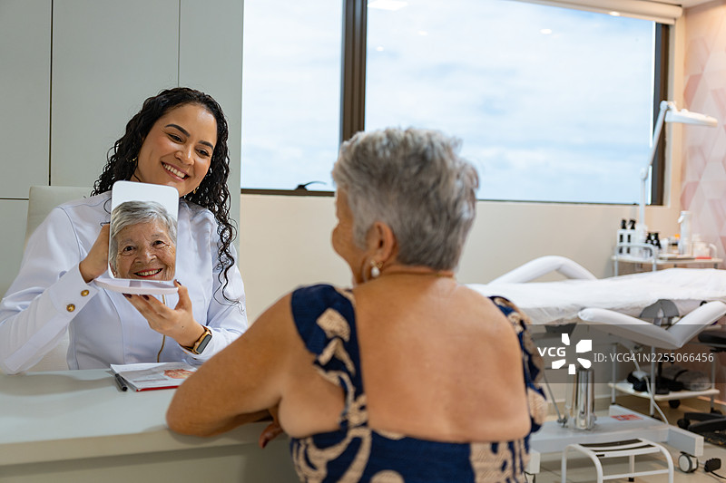 医生在美容诊所为顾客进行美容治疗图片素材