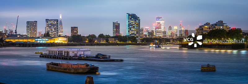 伦敦全景，从泰晤士河望向灯火辉煌的城市摩天大楼夜景图片素材
