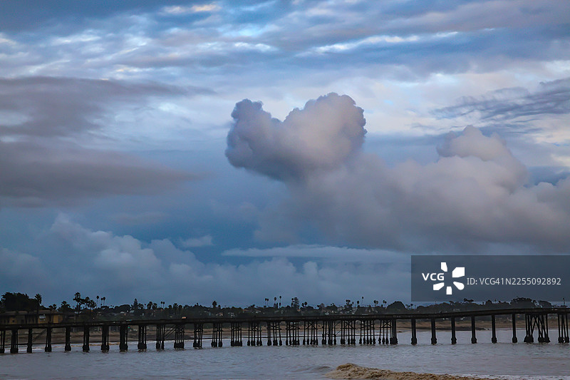 文图拉码头上的云层形成图片素材