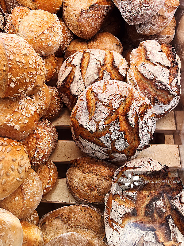 手工烘焙坊售卖的新鲜出炉的面包图片素材