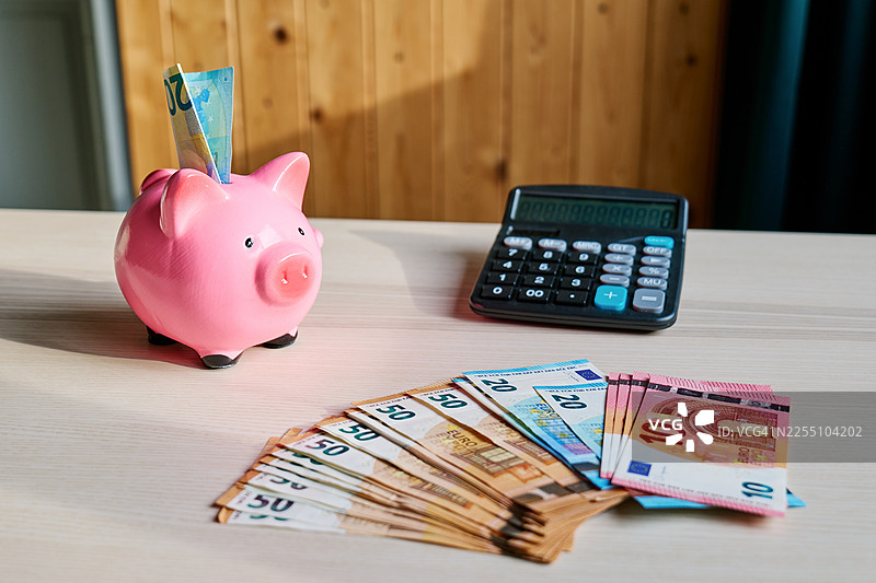存钱罐和欧元现金。商业、养老金、金融、投资、储蓄和腐败概念。图片素材