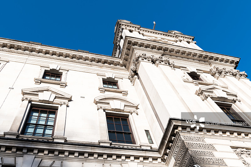 英国财政部大楼，白厅，伦敦的低角度视图图片素材