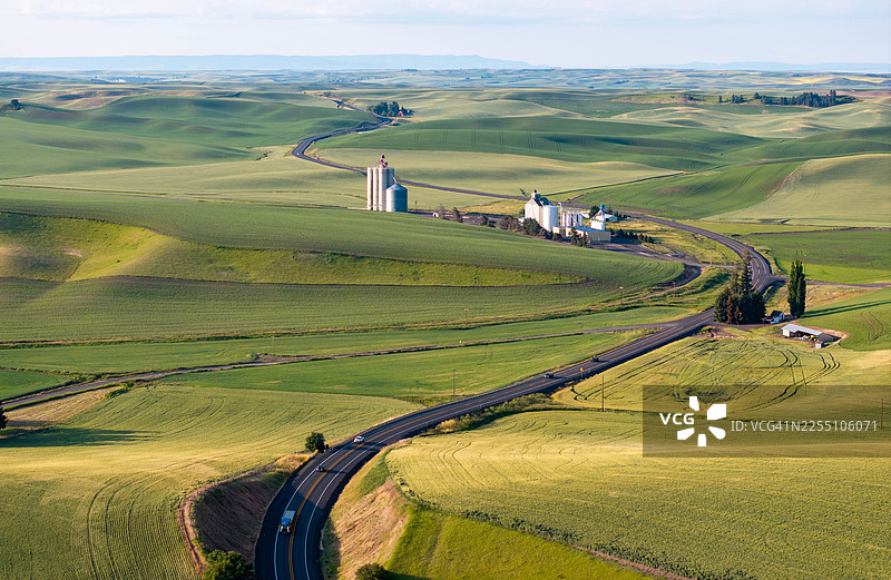 帕卢斯农业景观的绿色山丘和谷仓图片素材