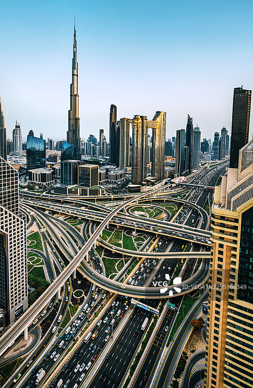 迪拜天际线，包含高速公路和摩天大楼图片素材
