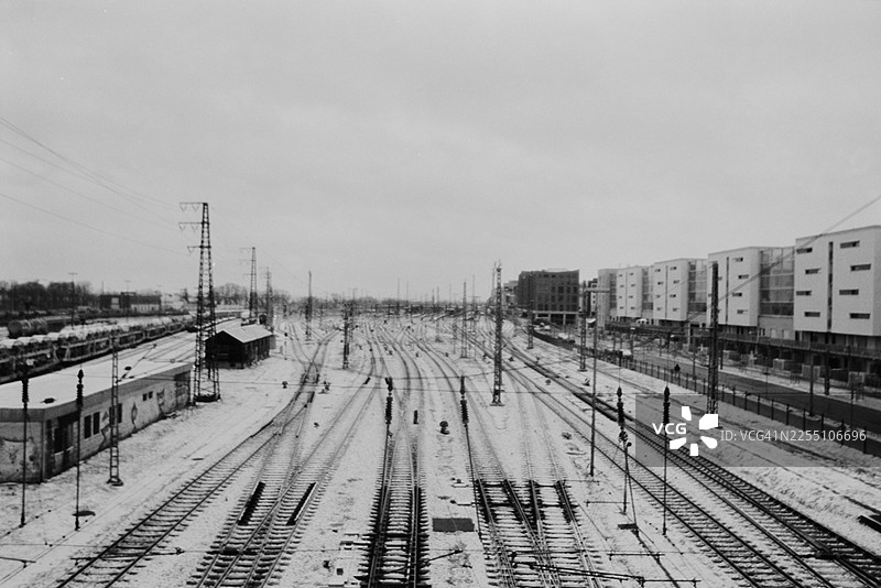 德国巴伐利亚州奥格斯堡，一辆覆盖着积雪的火车轨道卡车。图片素材