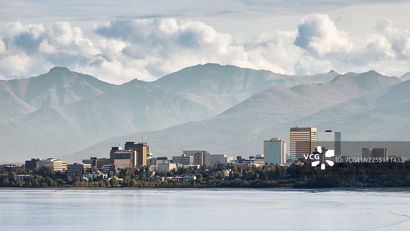 阿拉斯加安克雷奇市天际线与楚加奇山脉图片素材