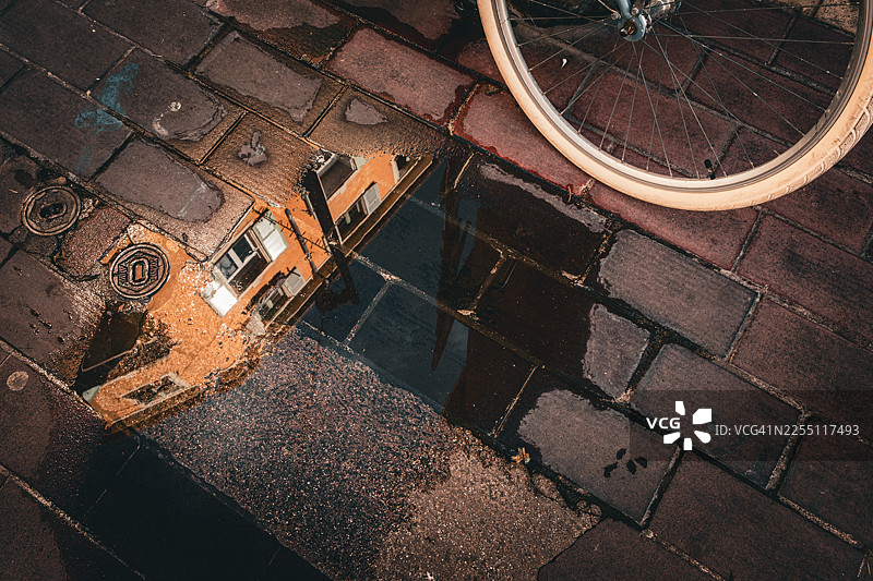 积水中的历史建筑倒影，街头摄影，城市自行车图片素材