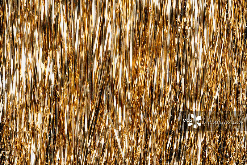 黑色背景上的金色闪光闪光金属丝图片素材