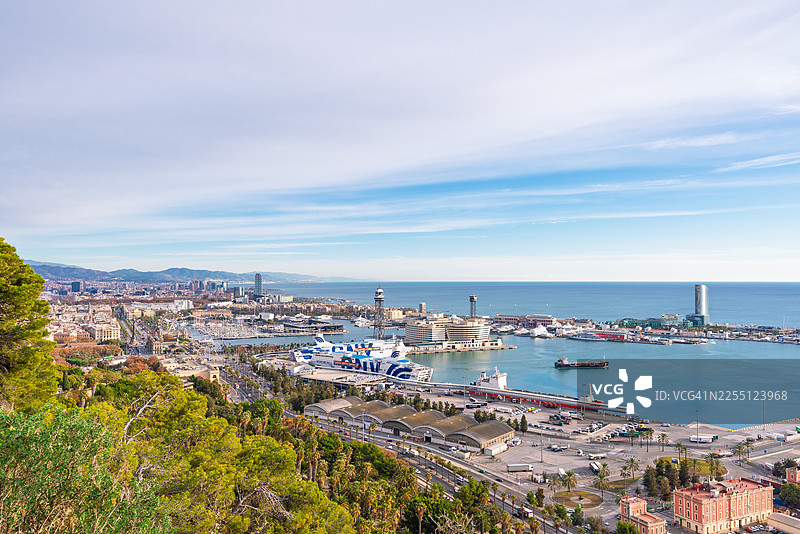 巴塞罗那港湾全景，包含游轮和城市天际线图片素材
