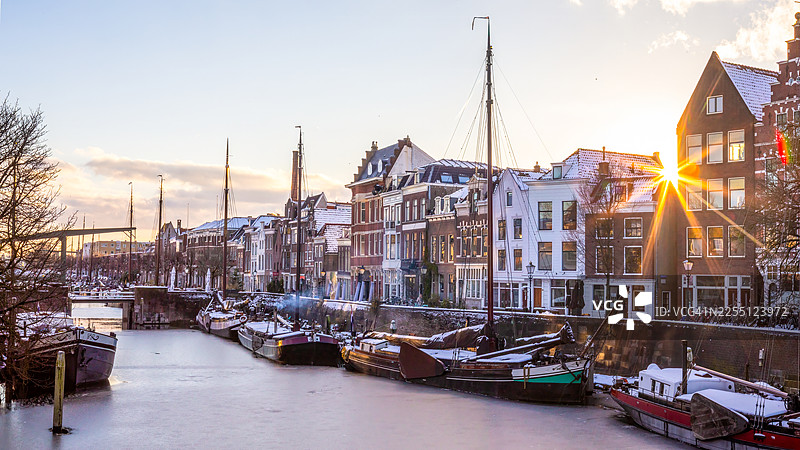 鹿特丹的代尔夫特港下雪了图片素材