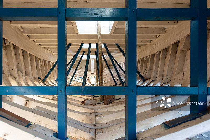 正在建造中的木制渔船船体结构的内部视图图片素材