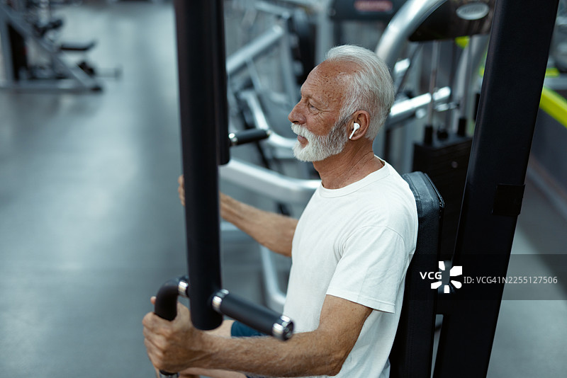 健康的老年男子在健身房锻炼图片素材