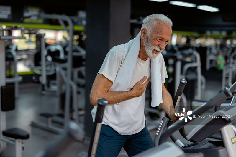 老年男子在健身房出现健康问题图片素材