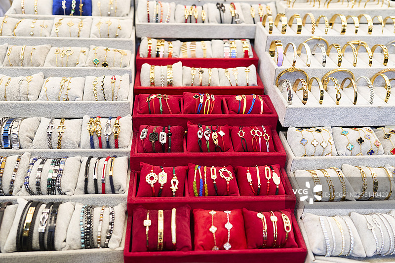 展示待售的精美手镯、手链等珠宝配饰图片素材