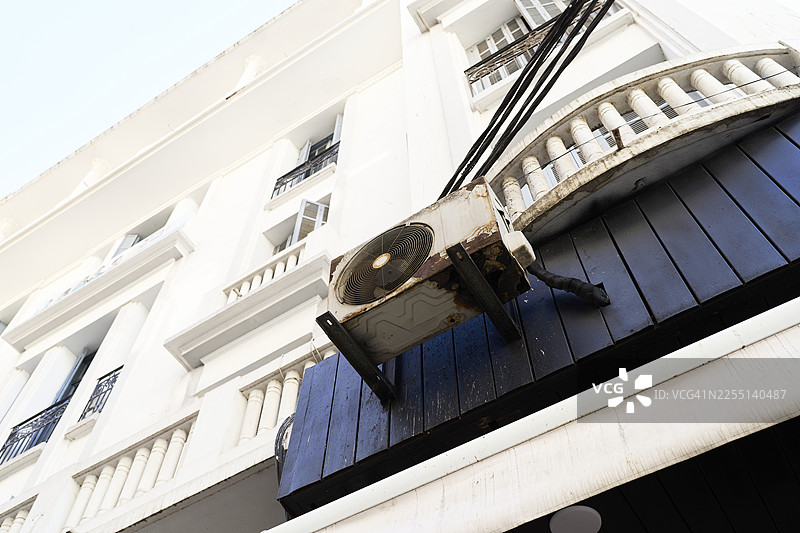 白色建筑外墙上的老式空调外机图片素材