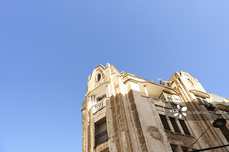 卡萨布兰卡晴朗蓝天下的一座老建筑立面图片素材