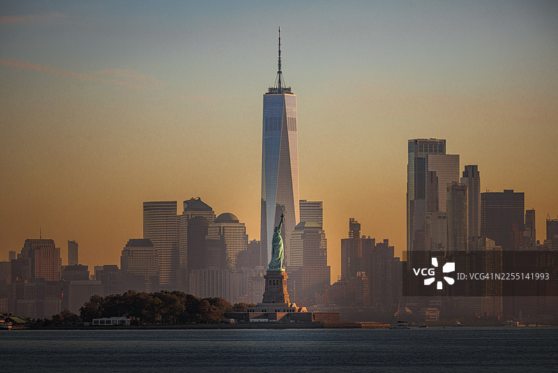 日出时从新泽西州看到的自由女神像图片素材