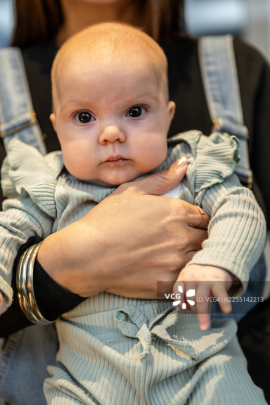 一家人围着小孙女，祖母来访，共享天伦之乐图片素材