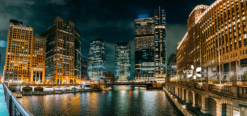 夜景下，从N Wells街大桥拍摄的芝加哥河全景宽视角图片素材