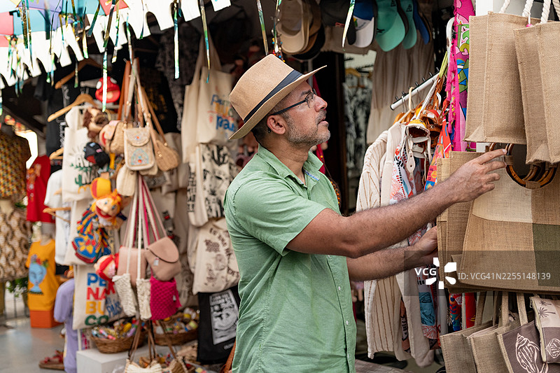 游客在奥林达的街头市场购物图片素材