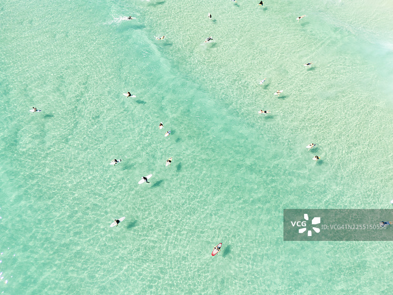 冲浪者在海上的航拍视角图片素材