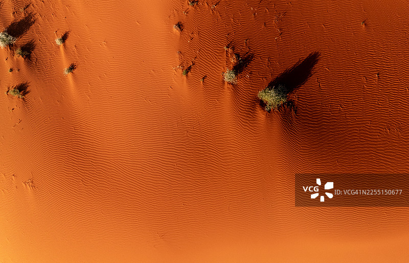 从澳大利亚内陆的红色泥土上空进行的无人机视角拍摄图片素材