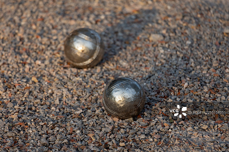 特写：沙地室外球场上的滚地球图片素材