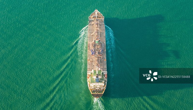 空中俯视油轮，满载石油的货轮在海上航行，用于商业物流、进出口海运或货运。图片素材