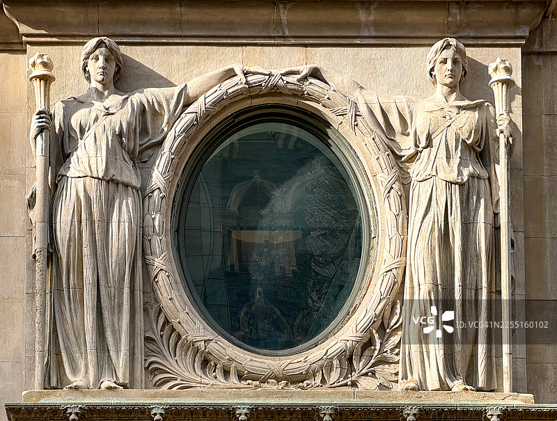 纽约电缆大厦二楼窗户周围的女性雕像特写图片素材