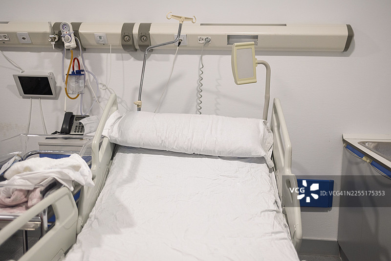 干净病房里的空病床图片素材