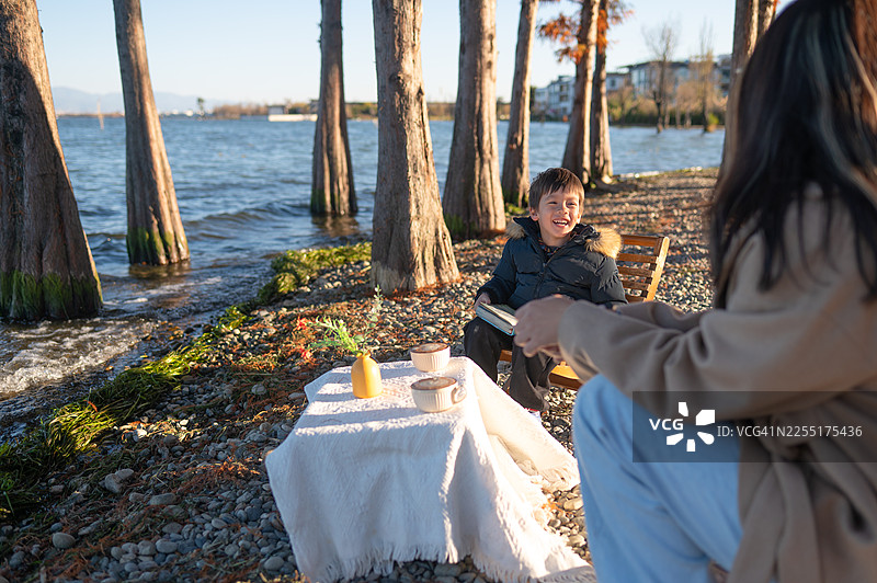 孩子在大理湖边享受亲子时光图片素材