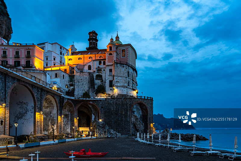 意大利阿特拉尼的阿特拉尼海滩和圣玛丽·玛格达莱纳“忏悔者”学院教堂，拉韦洛海岸线景观图片素材