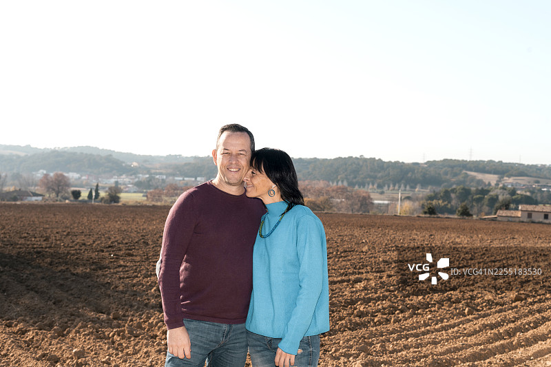 中年夫妇一同站在乡村农田里图片素材