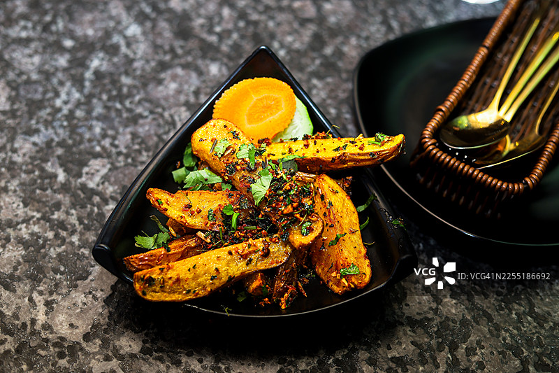 香辣薯角配沙拉图片素材