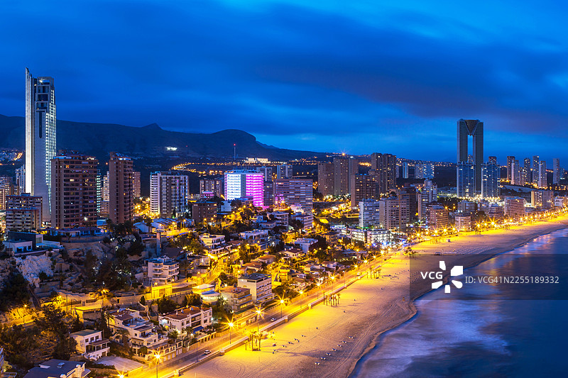 西班牙贝尼多姆城市天际线与地中海在蓝色时光下的景象图片素材