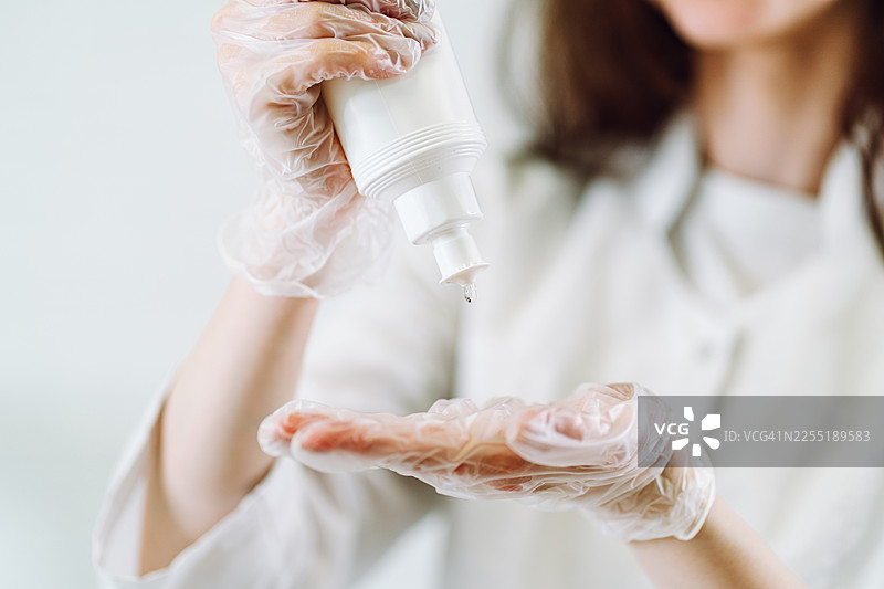 专业美容师为肌肤护理疗程涂抹乳液图片素材