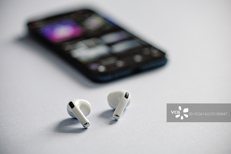 无线耳机和智能手机图片素材