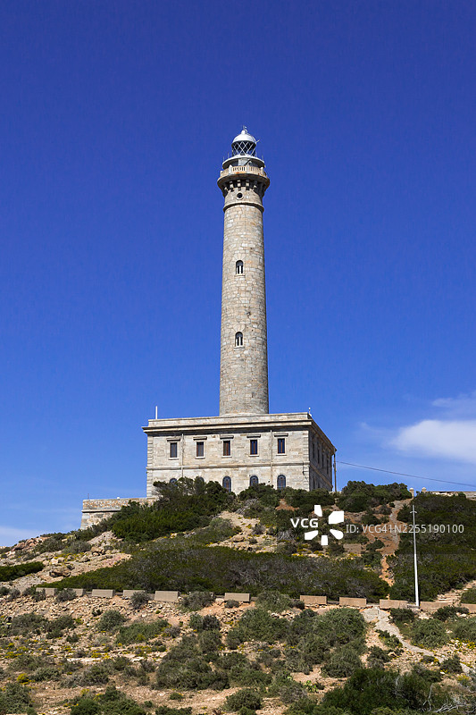 山丘上的高耸灯塔图片素材