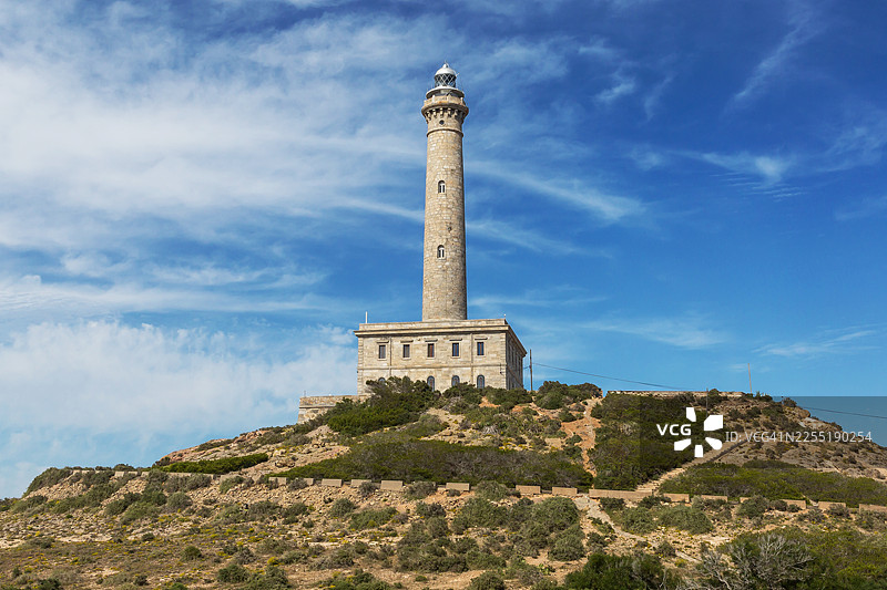 山丘上的高耸灯塔图片素材