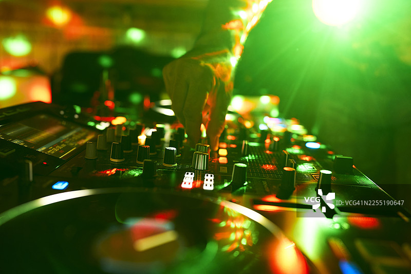 DJ在俱乐部用唱盘混合音轨图片素材