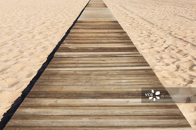 海滩上的木板步道图片素材