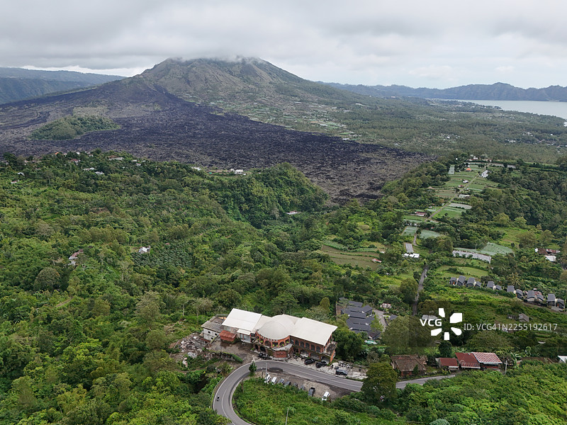 巴厘岛金塔马尼的巴图尔山和巴图尔湖图片素材